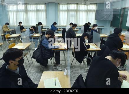 Seongnam, Corea del Sud. 3 dicembre 2020. Gli esaminatori frequentano il College Scholastic Enability Test (CSAT) di Seongnam, città della provincia di Gyeonggi, Corea del Sud, 3 dicembre 2020. Gli studenti sudcoreani hanno preso la CSAT annuale giovedì in mezzo a una forte ripresa delle infezioni COVID-19 in tutto il paese. Credit: Lee Sang-ho/Xinhua/Alamy Live News Foto Stock