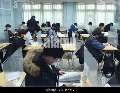 Seongnam, Corea del Sud. 3 dicembre 2020. Gli esaminatori sono visti prima del College Scholastic Ability Test (CSAT) a Seongnam City della Provincia di Gyeonggi, Corea del Sud, 3 dicembre 2020. Gli studenti sudcoreani hanno preso la CSAT annuale giovedì in mezzo a una forte ripresa delle infezioni COVID-19 in tutto il paese. Credit: Lee Sang-ho/Xinhua/Alamy Live News Foto Stock