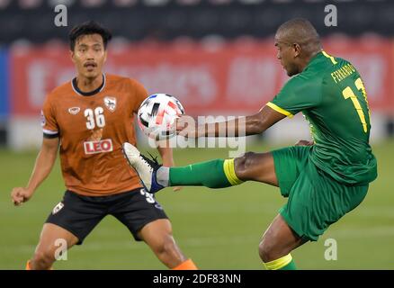 Doha, Qatar. 3 dicembre 2020. Fernando (R) del Beijing Guoan FC vies durante la partita del Gruppo e tra il Beijing Guoan FC della Cina e Chiangrai Uniti dalla Thailandia alla AFC Champions League 2020 a Doha, capitale del Qatar, 3 dicembre 2020. Credit: Nikku/Xinhua/Alamy Live News Foto Stock