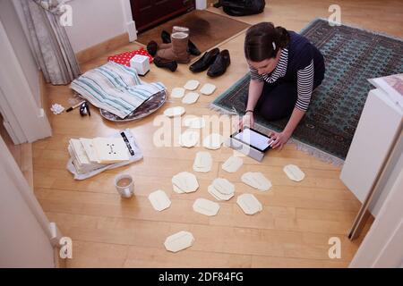 Donna organizzando e progettando o revisionando. Schede di produttività, organizzazione e revisione. Foto Stock