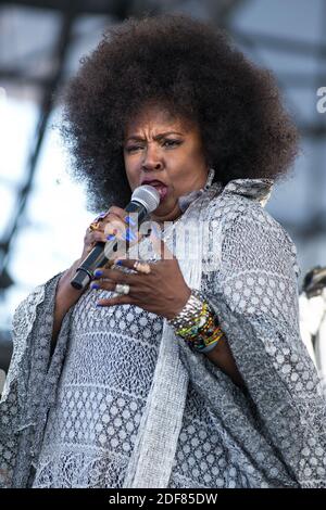 Miami Gardens, Florida, Stati Uniti. 18 Marzo 2020. Betty Wright si esibisce durante il Jazz in the Gardens del 2017 presso l'Hard Rock Stadium di Miami Gardens. 18 marzo 2017. Credit: Aaron Gilbert/Media Punch/Alamy Live News Foto Stock