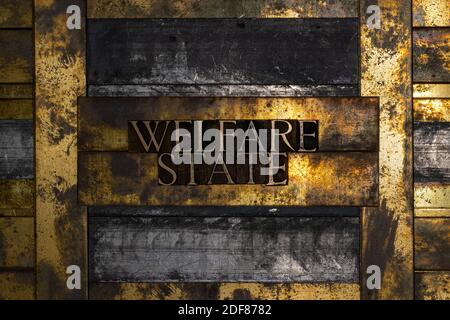 Testo dello Stato sociale formato da autentiche lettere di testo su vintage texture grunge bronzo sfondo Foto Stock