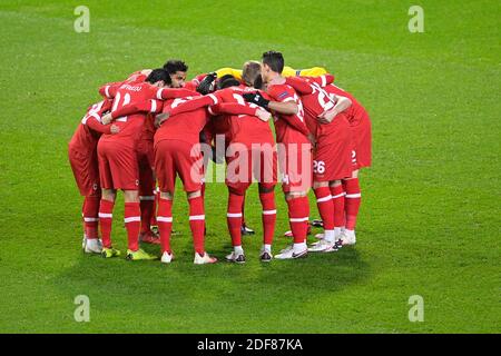 I giocatori di Anversa hanno ritratto prima dell'inizio di una partita di calcio tra il club belga Royal Antwerp FC e la squadra bulgara PFC Ludogorets, giovedì 03 dicembre Foto Stock