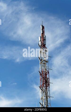 Palo di comunicazione o torre mobile con antenne e apparecchiature di telecomunicazione. Foto Stock