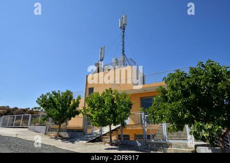 I montanti del telefono mobile sulla parte superiore della costruzione rurale di comunicazioni Cipro Foto Stock