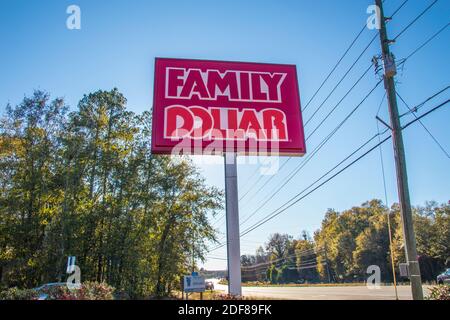 Augusta, GA USA - 12 02 20: Cartello stradale e traffico Family Dollar Retail Store Foto Stock