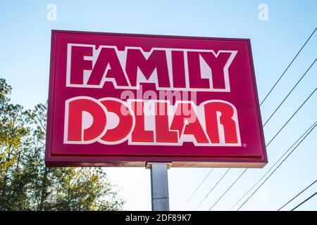 Augusta, GA USA - 12 02 20: Cartello Family Dollar Retail Store Street Foto Stock