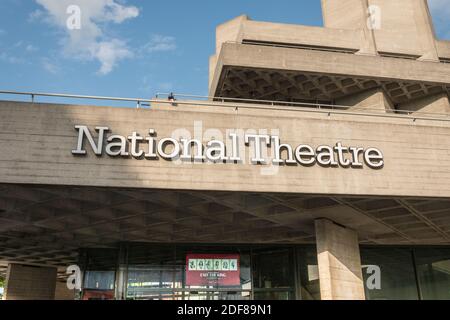 L'entrata al Teatro Nazionale sulla Southbank di Londra, Waterloo, Londra, SE1, Regno Unito Foto Stock