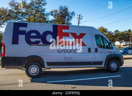 Augusta, GA USA - 12 02 20: Camion a terra FedEx su strada Foto Stock
