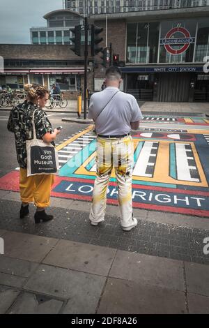 Le opere geometriche di Camille Walala fuori dalla stazione di White City a Londra, Regno Unito Foto Stock