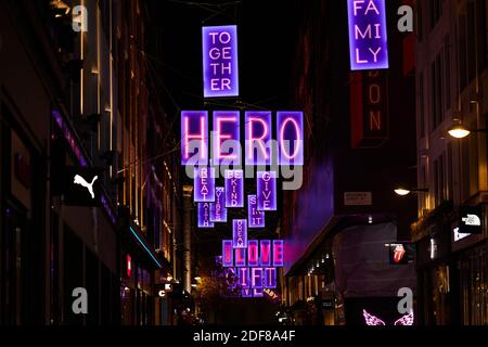 Londra, Regno Unito. - 2 Dic 2020: Le luci di Natale di Carnaby Street 2020, quest'anno in collaborazione con la carità Choose Love, che vede una serie di lightbox con messaggi positivi. Foto Stock