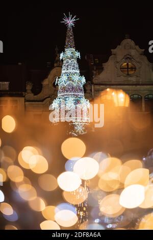 Fiera di Natale nella piazza del mercato di Breslavia con l'albero di natale illuminato sopra le luci della fontana. Foto Stock