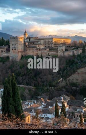 Alhambra in luce notturna a Granada, Spagna Foto Stock