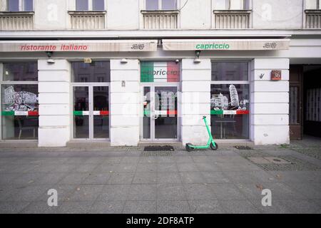 La facciata di un ristorante chiuso si trova in via Nowy Swiat a Varsavia, Polonia, il 3 dicembre 2020. La chiusura forzata di bar e ristoranti a causa di Foto Stock