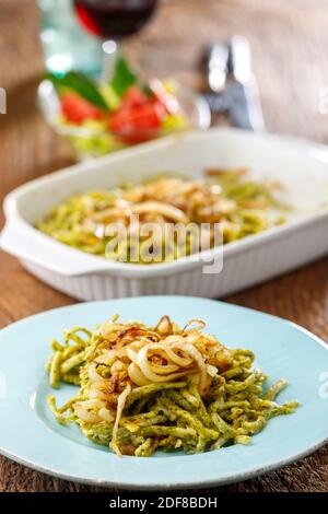 spinaci bavaresi spaetzle pasta su legno Foto Stock