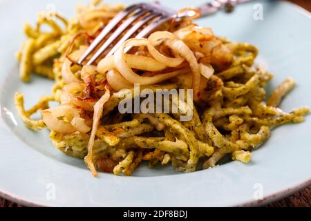 spinaci bavaresi spaetzle pasta su legno Foto Stock