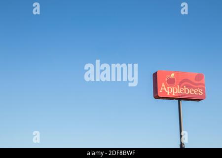 Augusta, GA USA - 12 02 20: Applebee's Restaurant segno diritto copyspace Foto Stock