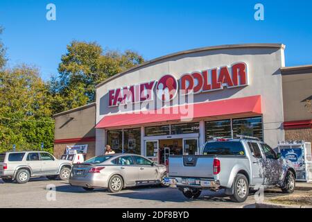 Augusta, GA USA - 12 02 20: Il dollaro della famiglia al dettaglio le automobili di entrata anteriore del negozio la gente Foto Stock