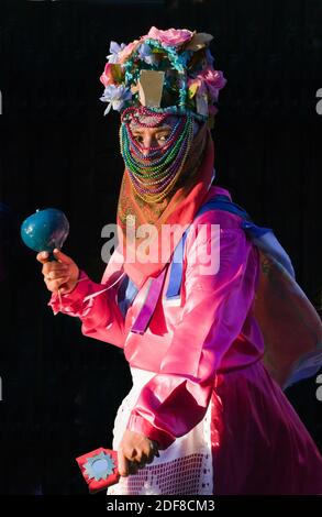 I TROUPE DI DANZA INDIGENI provenienti da tutto IL MESSICO sfilano per le strade in celebrazione di San Miguel Arcangel, il santo patrono DI SAN MIGUEL DE ALLE Foto Stock