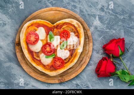 pizza con forma di cuore per san valentino Foto Stock