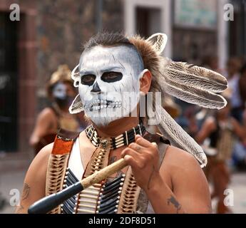 I TROUPE DI DANZA INDIGENI provenienti da tutto IL MESSICO sfilano per le strade in celebrazione di San Miguel Arcangel, il santo patrono DI SAN MIGUEL DE ALLE Foto Stock