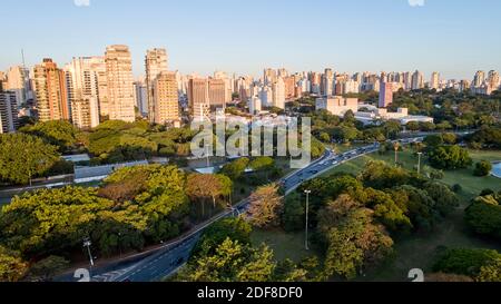 Vista aerea della città di Sao Paulo, traffico in viale 23 de Maio, corridoio nord-sud. Area di preversione con alberi e area verde del parco Ibirapuera Foto Stock
