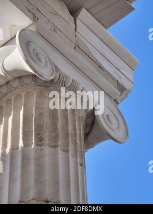 Spirali e linee. La meravigliosa forma dettagliata di questa colonna restaurata in stile ionico del tempio Athena Nike è enfatizzata dal cielo blu. Foto Stock