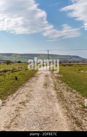Un percorso attraverso la campagna del Sussex in una soleggiata giornata di primavera Foto Stock