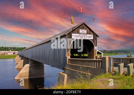 Il ponte coperto di legno più lungo del mondo situato a Hartland, New Brunswick, Atlantic Canada al tramonto Foto Stock