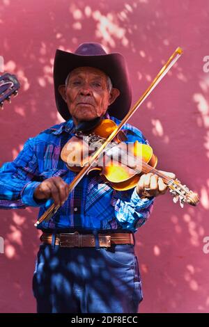 Un messicano di musicisti di strada suona il violino - San Miguel De Allende, Messico Foto Stock