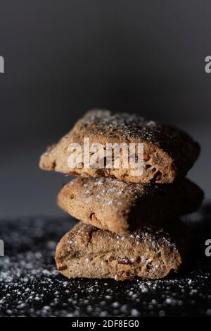 Tre dolci torte di pane su fondo nero, dolci tipici in alcune zone della Spagna che si fa in autunno Foto Stock