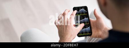 Stock Broker Trading azioni online su smartphone Foto Stock