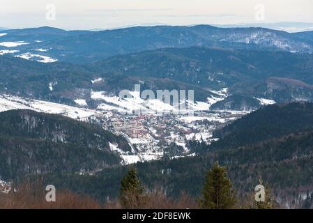 I monti Beskid Sadecki e Krynica Zdroj visti da Jaworzyna Krynka piste da sci Foto Stock