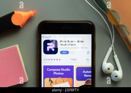 New York, USA - 1 dicembre 2020: Icona dell'app mobile PhotoRoom sullo schermo del telefono, editoriale illustrativo. Foto Stock