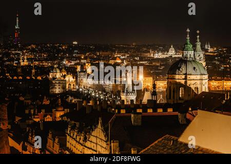Vista notturna della città vecchia con edifici storici, chiese, torri a Praga, ceco republic.Prague sera panorama.Amazing europeo cityscape.Night Foto Stock
