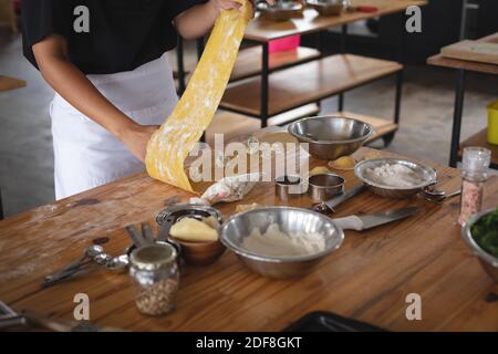 A metà della sezione dello chef che prepara ravioli con ripieno al ristorante cucina Foto Stock