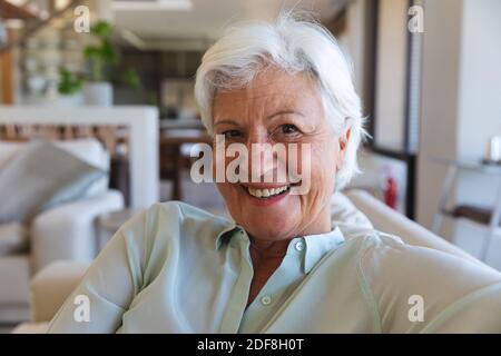 Ritratto di donna caucasica senior sorridente alla macchina fotografica Foto Stock