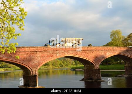 Trattore e irroratrice che attraversano il ponte Kinclaven sul fiume Tay, Perthshire. Foto Stock