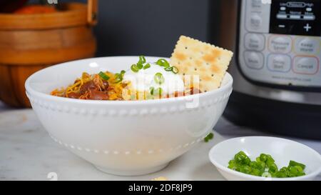 Peperoncino tacchino con cena del Ringraziamento a sinistra, fatto in piano cottura lento, fuoco selettivo Foto Stock