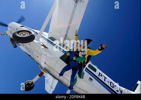 Salto in tandem Sky diving dall'aereo Foto Stock