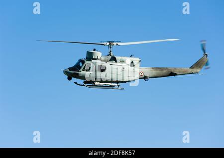 elicottero miilitario che vola nel cielo blu Foto Stock