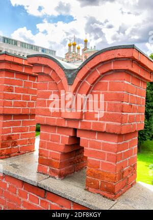 Elemento del muro della fortezza del Cremlino di Mosca in forma di coda di rondine in mattoni rossi. Frammento del muro del Cremlino Foto Stock