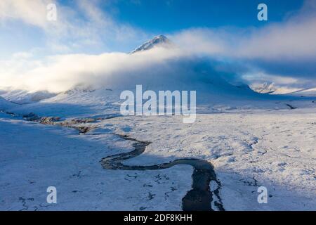 Glen Coe, Scozia, Regno Unito. 3 dicembre 2020. Un fronte freddo ha portato la prima nevicata nelle Highlands scozzesi. Rannoch Moor e Glen Coe sono coperti in diversi centimetri di neve. Il sole luminoso durante tutta la giornata ha creato splendidi paesaggi invernali. Nella foto; Buachaille Etive Mor avvolta nella nebbia. Iain Masterton/Alamy Live News Foto Stock