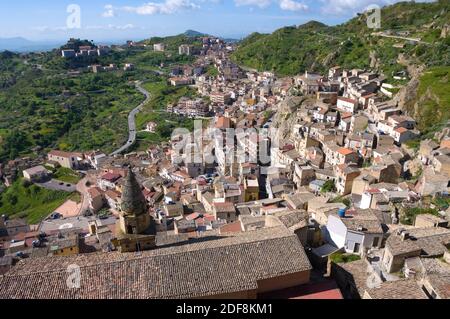 vista aerea di abitazioni e tetti del villaggio siciliano e. la campagna Foto Stock