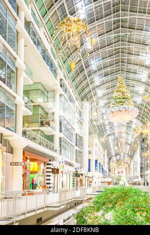 Centro commerciale Eaton Centre nel centro di Toronto, Canada durante le vacanze di Natale. Foto Stock