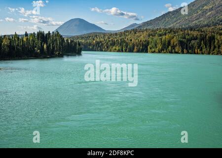 Le acque cristalline del lago Kenai e le montagne della Chugach National Forest a Cooper Landing, Alaska. La foresta pluviale temperata della Chugach National Forest è la seconda foresta nazionale più grande degli Stati Uniti. Foto Stock