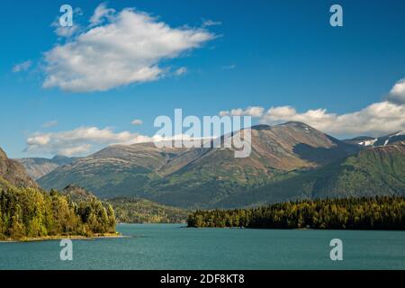 Le acque cristalline del lago Kenai e le montagne della Chugach National Forest a Cooper Landing, Alaska. La foresta pluviale temperata della Chugach National Forest è la seconda foresta nazionale più grande degli Stati Uniti. Foto Stock