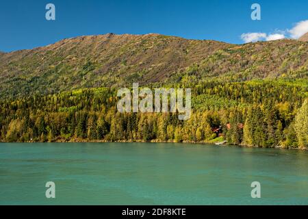 Le acque cristalline del lago Kenai e le montagne della Chugach National Forest a Cooper Landing, Alaska. La foresta pluviale temperata della Chugach National Forest è la seconda foresta nazionale più grande degli Stati Uniti. Foto Stock