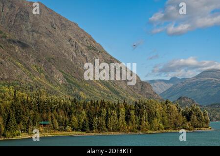 Le acque cristalline del lago Kenai e le montagne della Chugach National Forest a Cooper Landing, Alaska. La foresta pluviale temperata della Chugach National Forest è la seconda foresta nazionale più grande degli Stati Uniti. Foto Stock