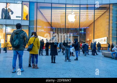 Via dello shopping, code di fronte all'Apple Store, a causa della limitata capacità dei clienti a Landen, Schadowplatz, durante il secondo blocco nella Foto Stock